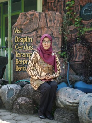 Dra. Sri Redjeki, M.Pd Dra. Sri Redjeki, M.Pd