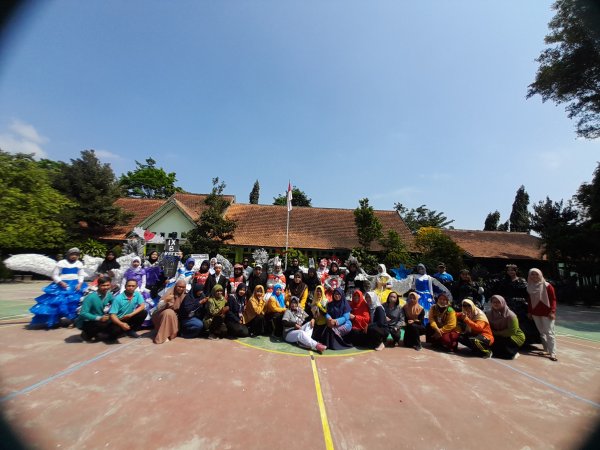 Fashion Show Barang Bekas 2023