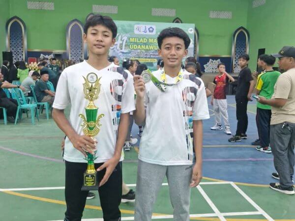 Atlet Badminton ESSOTIG Peraih Kejuaraan Badminton Se-Karesidenan Kediri