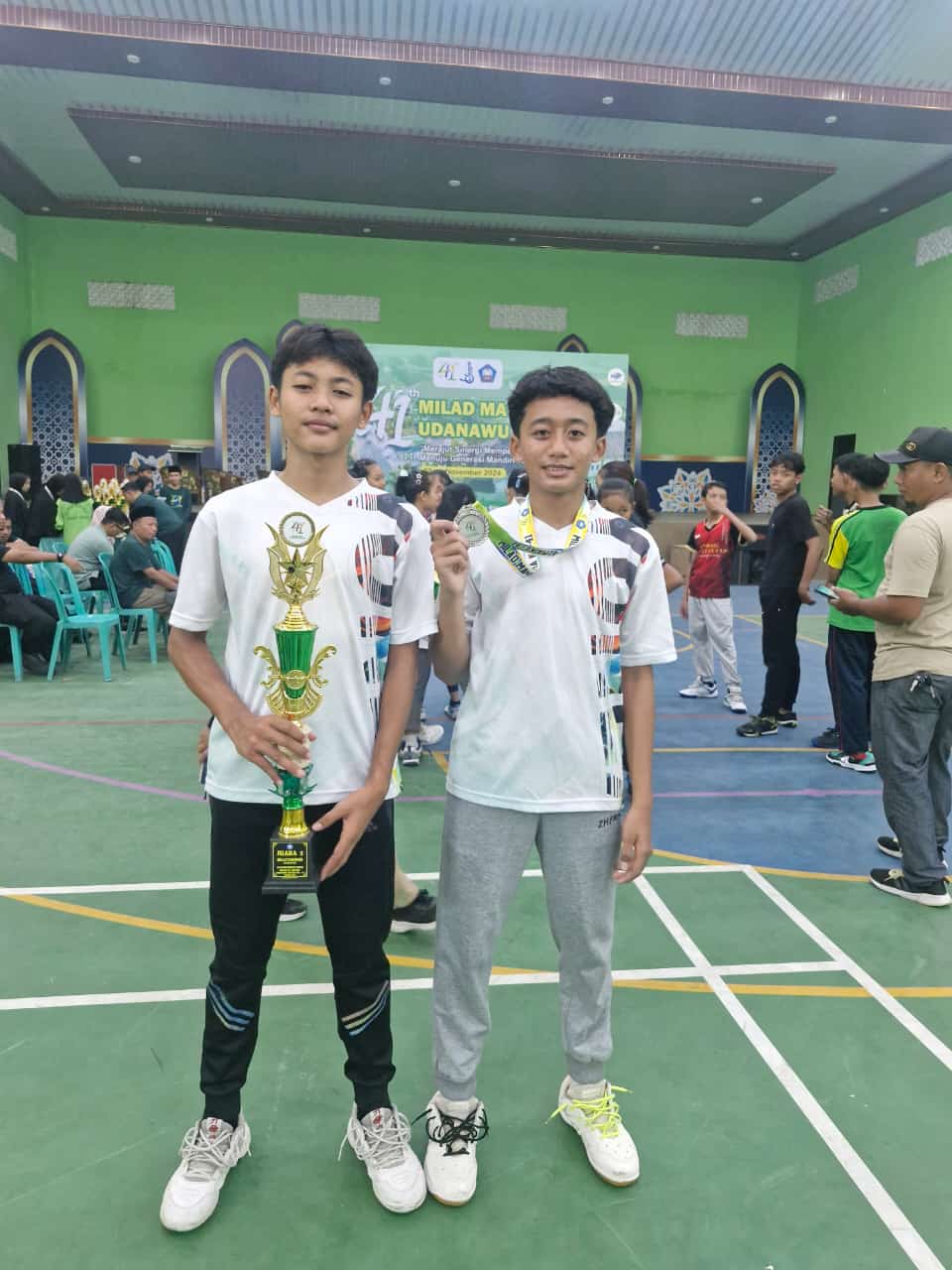 Atlet Badminton ESSOTIG Peraih Kejuaraan Badminton Se-Karesidenan Kediri Atlet Badminton ESSOTIG Peraih Kejuaraan Badminton Se-Karesidenan Kediri