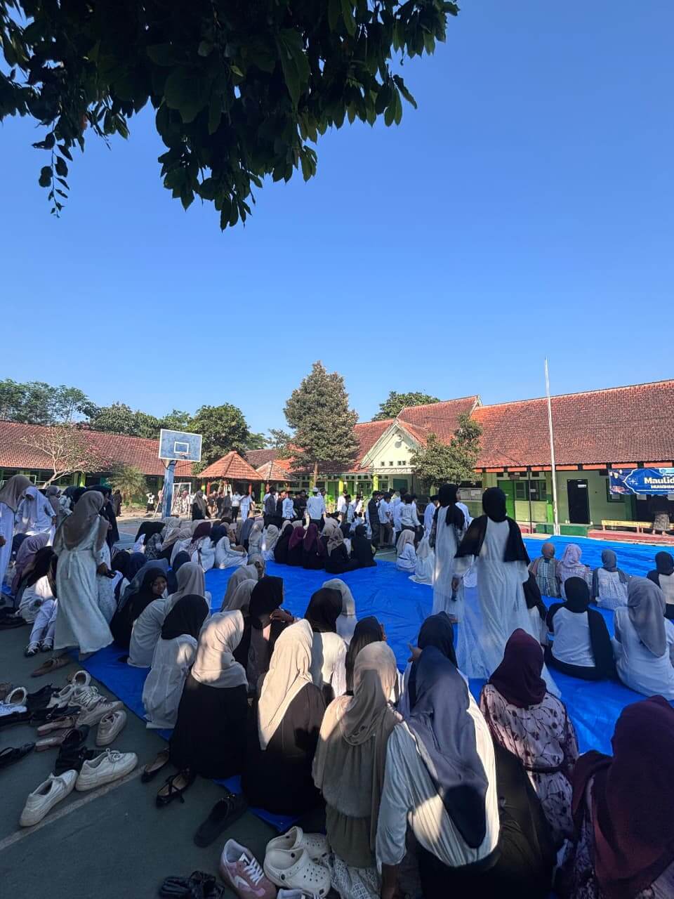 Meneladani Akhlak Nabi Muhammad SAW untuk Membangun Generasi Muda yang Berkarakter Meneladani Akhlak Nabi Muhammad SAW untuk Membangun Generasi Muda yang Berkarakter